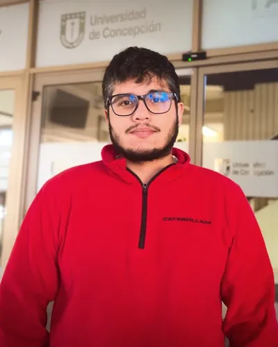 Luis Pino-Sandoval frente a la Facultad de Ciencias Económicas y Administrativas, Universidad de Concepción